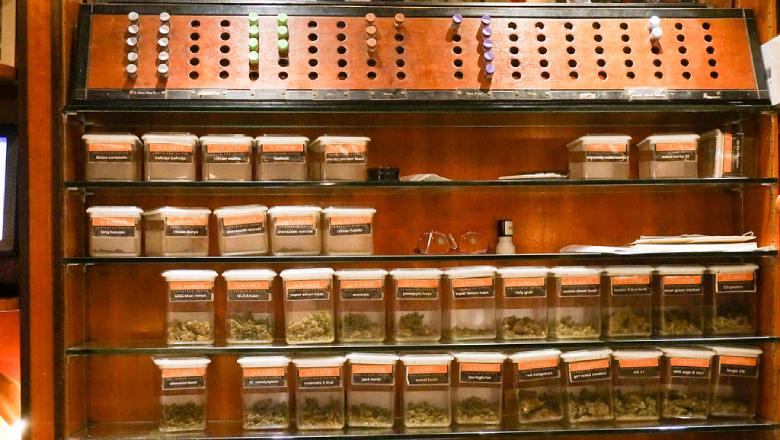 legaler cbd Cannabis der in einem physischen Geschäft verkauft wird