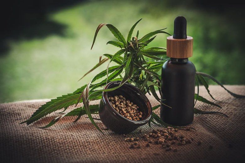 cbd gras erkennt den Mann und die Frau an