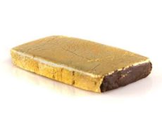 Eine Tablette von CBD Hasch mit Goldblatt
