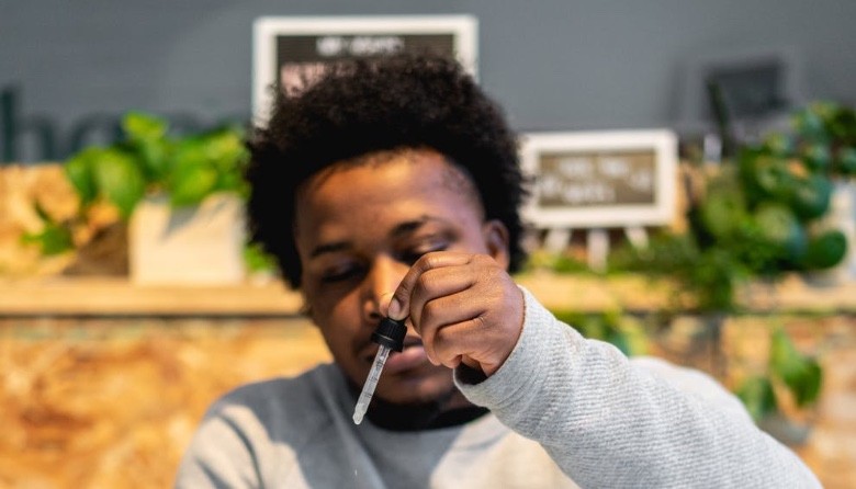Mann mit legalen Cannabistropfen