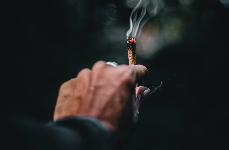 Ein Mexikaner, der Marihuana raucht