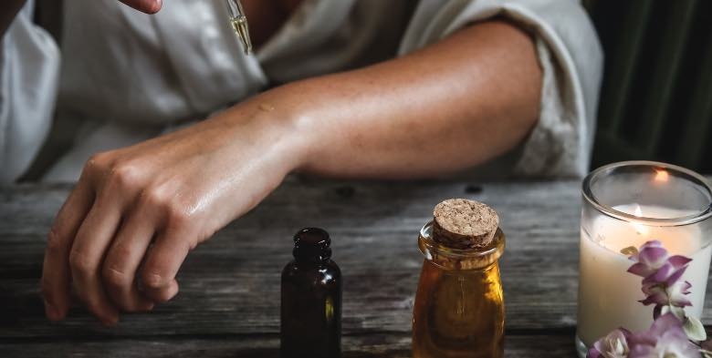 Person, die CBD-Öl wegen seiner Eigenschaften verwendet