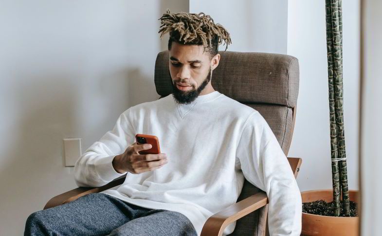 Junge benutzt Telefon für Cannabistest