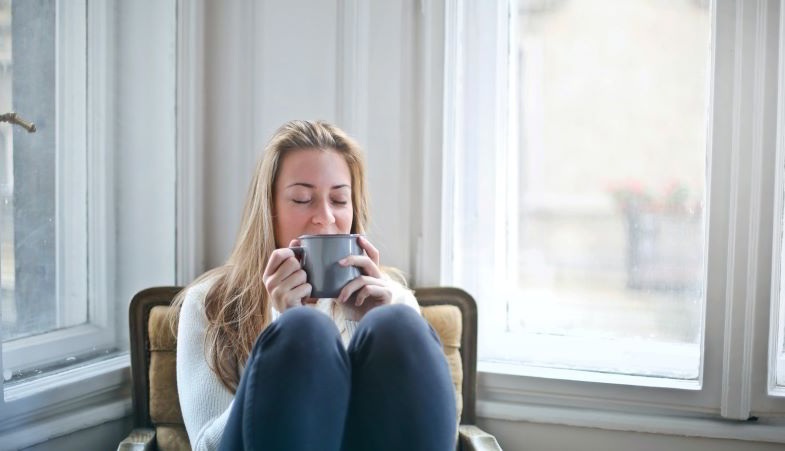 Mädchen trinkt natürlichen Kräutertee gegen Angstzustände