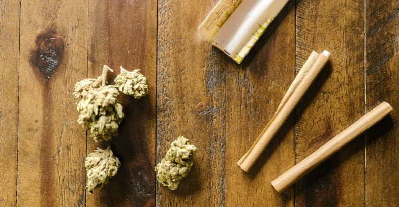 Cannabisknospen und Papiere