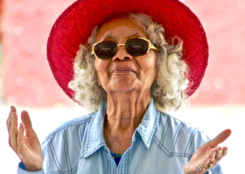 Ältere Frau glücklich, weil CBD-Öl ihre Schmerzen gelindert hat