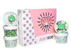 Valentinstags-Kit mit rosa JustBob-Box und dekorierten leichten Cannabisgläsern.