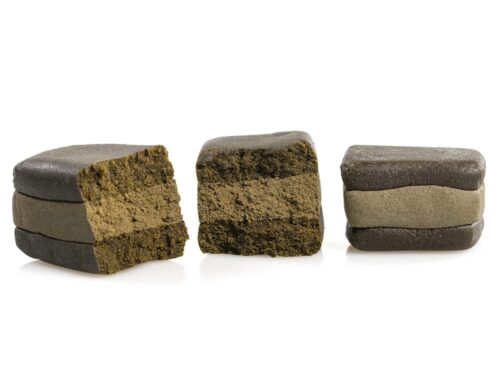 Mehrere Stücke von WAFER CBG CBD Hasch auf hellem Hintergrund