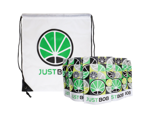 Weißer Rucksack mit grünem JustBob-Logo und Verpackungen für CBD Blüten