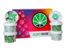 JustBob CBD Susz Kit New Year- kolorowe tło z puszkami 